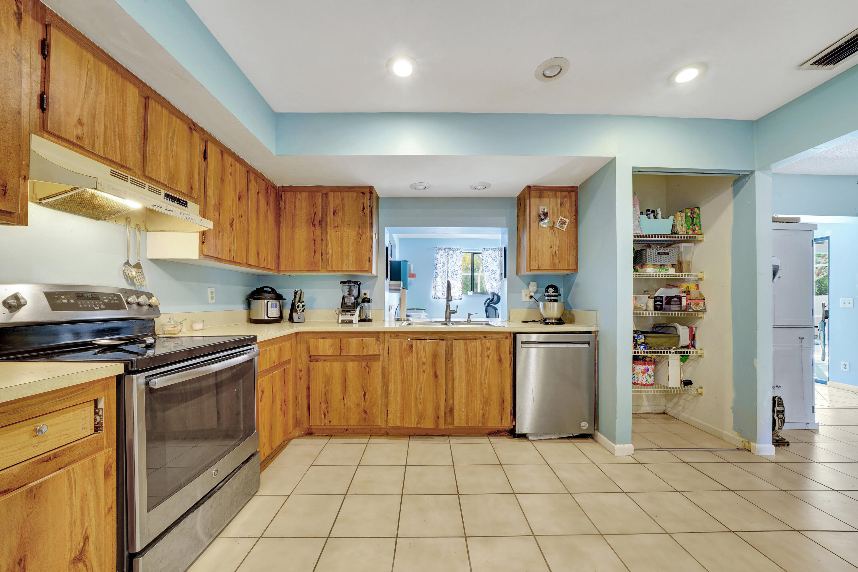 22618 Southwest 54th Avenue Boca Raton, FL 33433 - Photo 15 of 42 Kitchen (2)