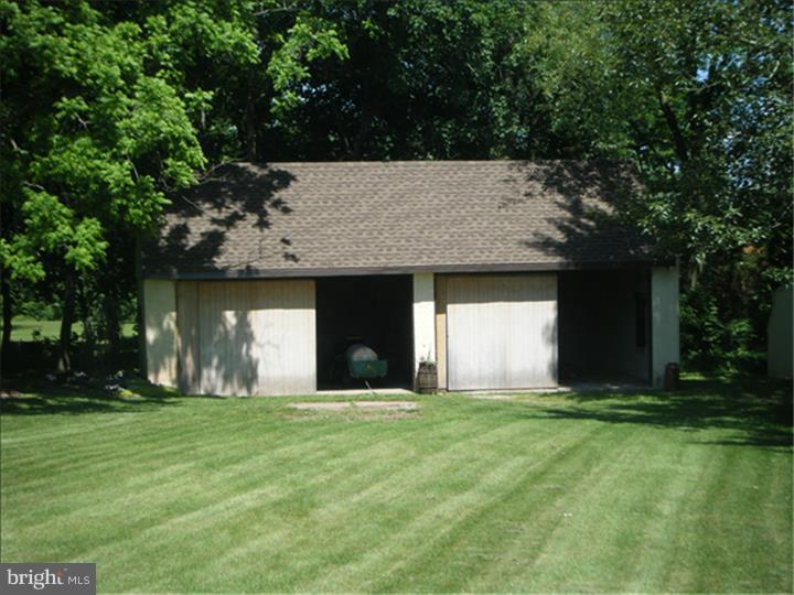 612 County Line Road Telford, PA 18969 - Photo 11 of 16 Garage