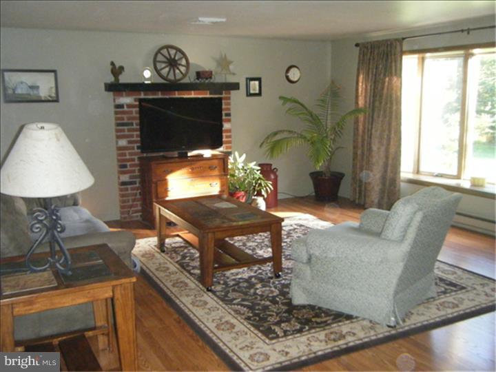 612 County Line Road Telford, PA 18969 - Photo 7 of 16 Living Room