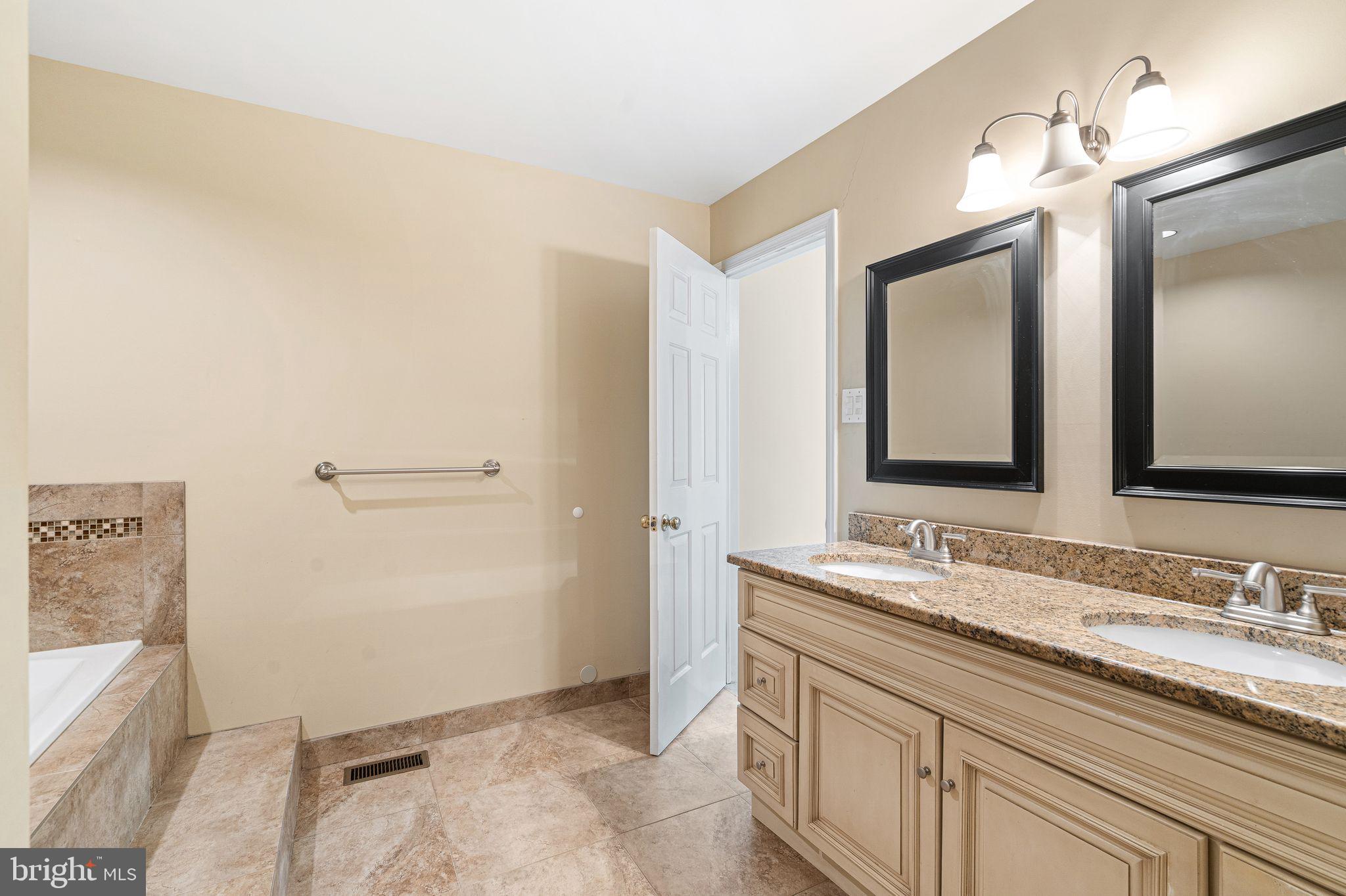503 Brighton Road, Unit 5C Devon, PA 19333 - Photo 21 of 34 Primary Bathroom