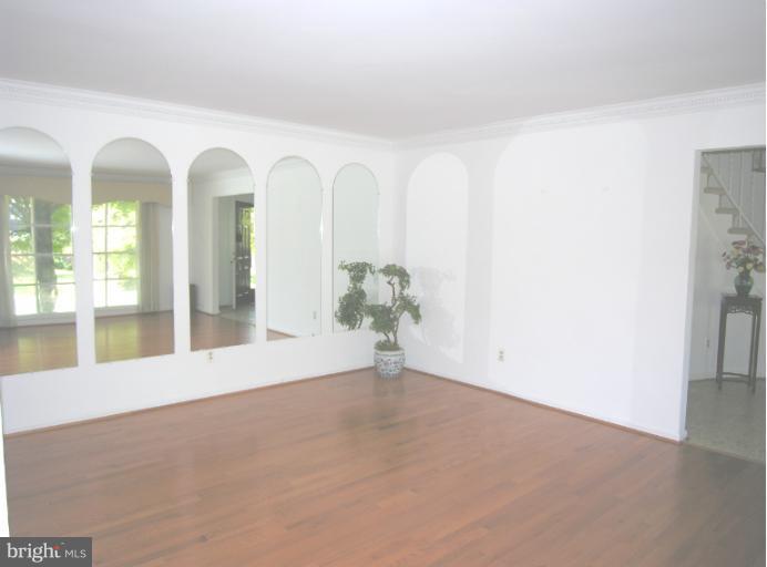 819 Ridge Drive McLean, VA 22101 - Photo 8 of 17 Living Room