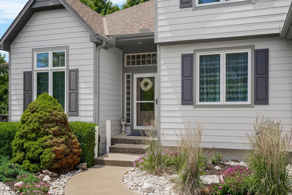 808 Southwest Springwater Lane Lee's Summit, MO 64081 - Photo 2 of 20