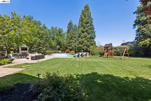 a view of a garden with houses