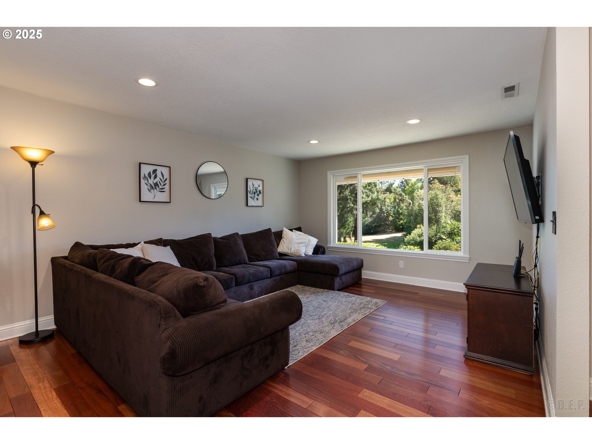 56503 Crest Drive Warren, OR 97053 - Photo 6 of 30 Living Room