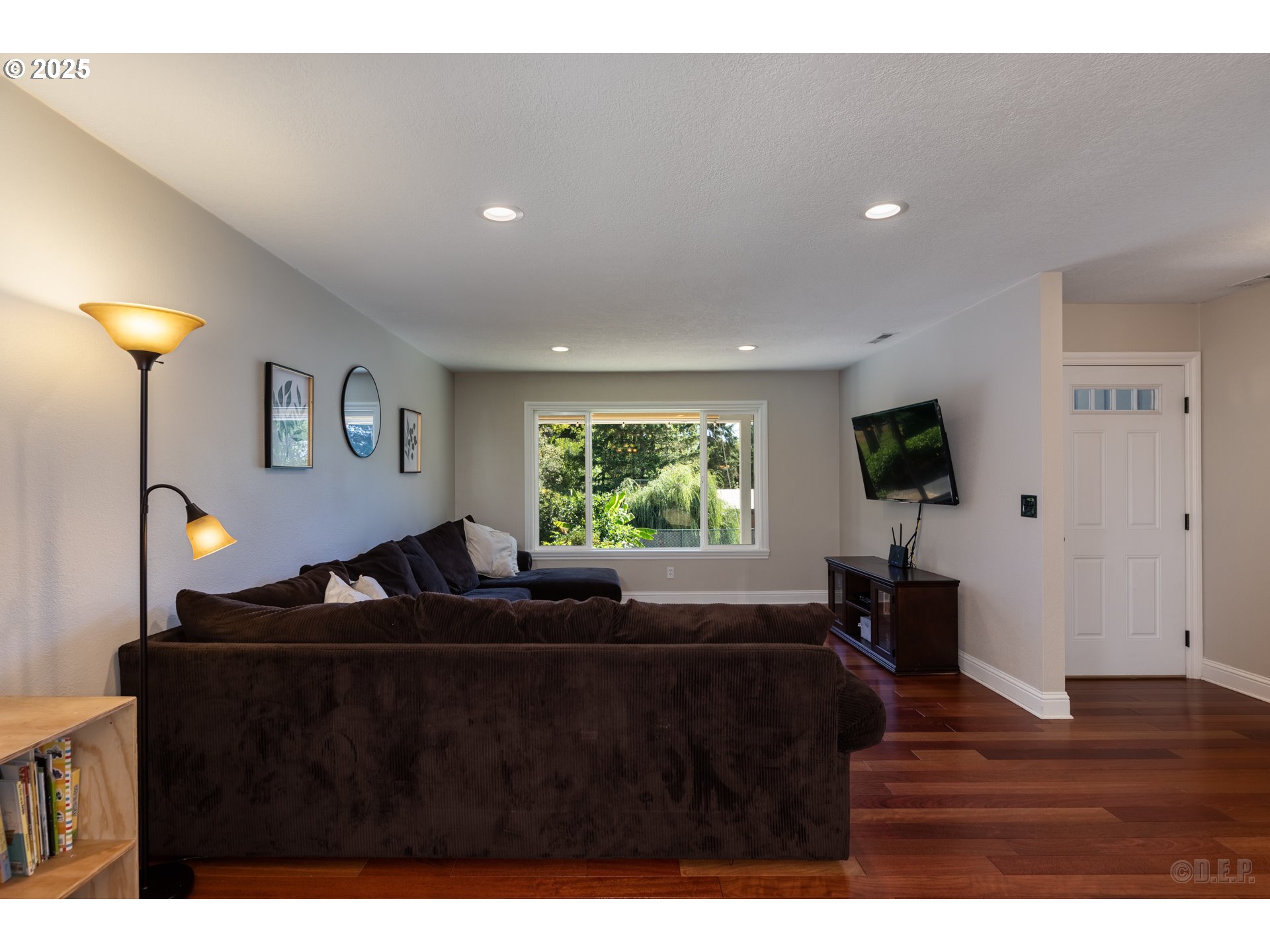 56503 Crest Drive Warren, OR 97053 - Photo 7 of 30 Living Room