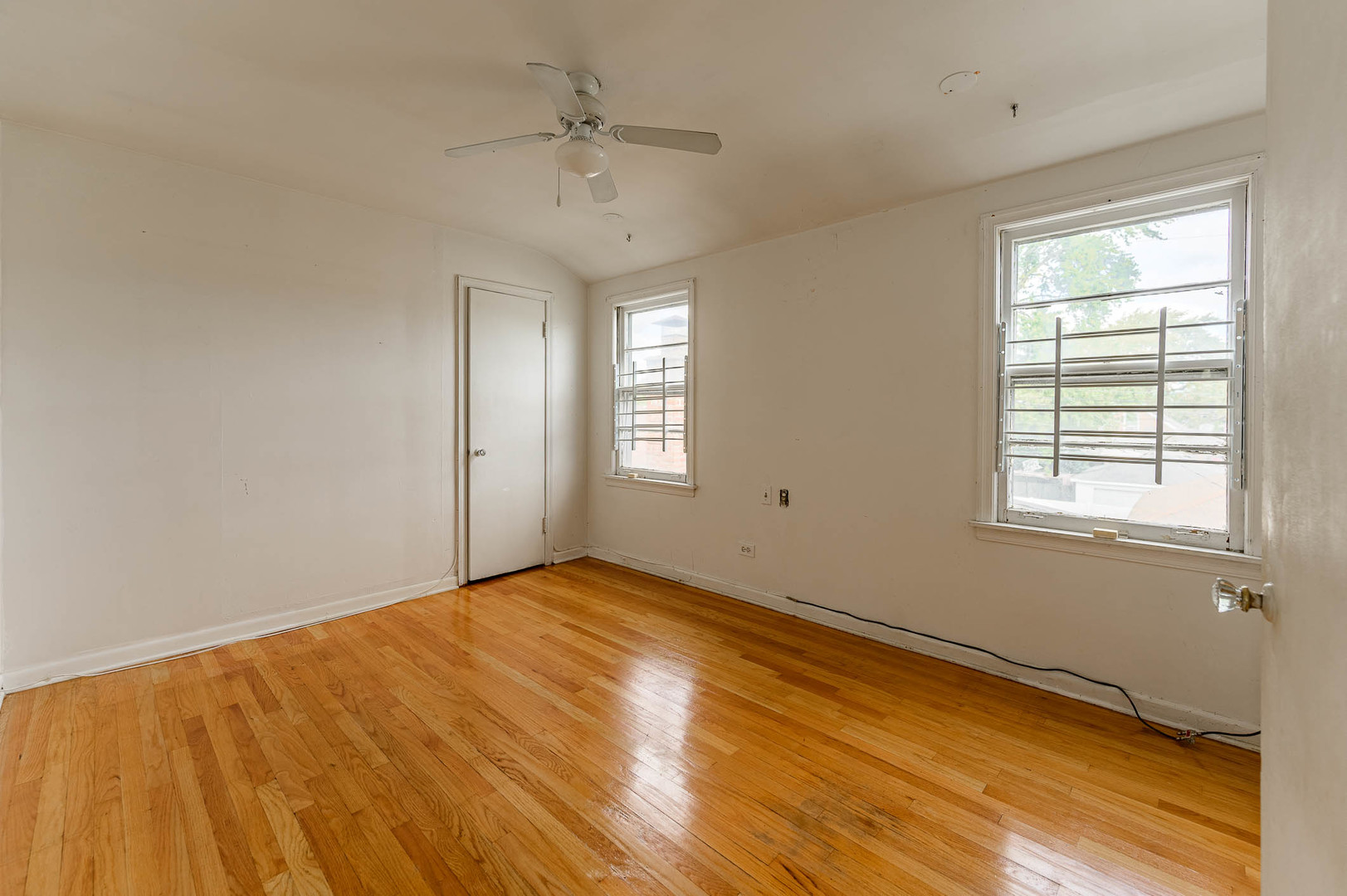 2834 West 85th Place Chicago, IL 60652 - Photo 7 of 17 a view of an empty room with a window
