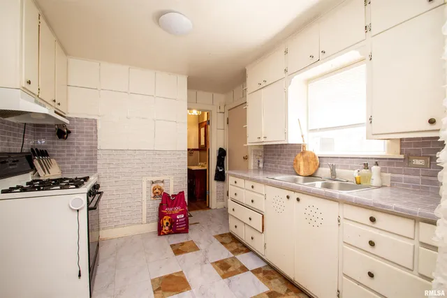 $99,900 | 2036 West Richwoods Boulevard, Peoria, IL 61604