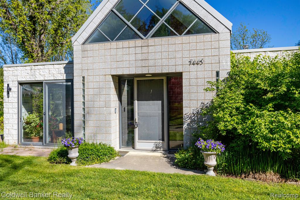 7445 Valley Forge Drive Brighton, MI 48116 - Photo 3 of 46