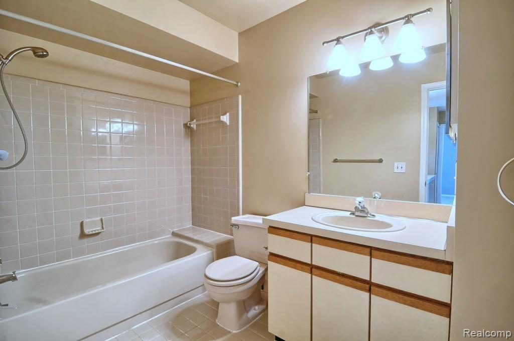 452 Farmridge Court Rochester, MI 48307 - Photo 17 of 28 Bathroom.jpg