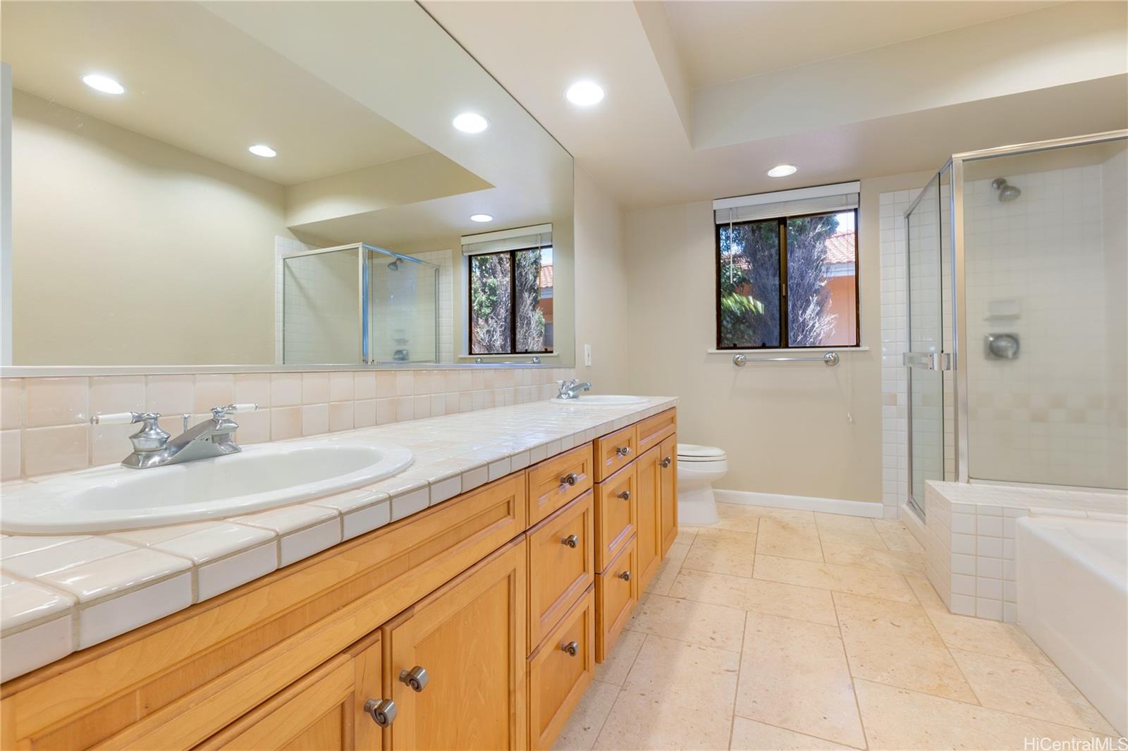 92-247 Opuakii Place Kapolei, HI 96707 - Photo 21 of 25 a spacious bathroom with a sink a mirror and a bathtub