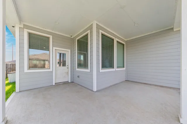 a view of a house with backyard