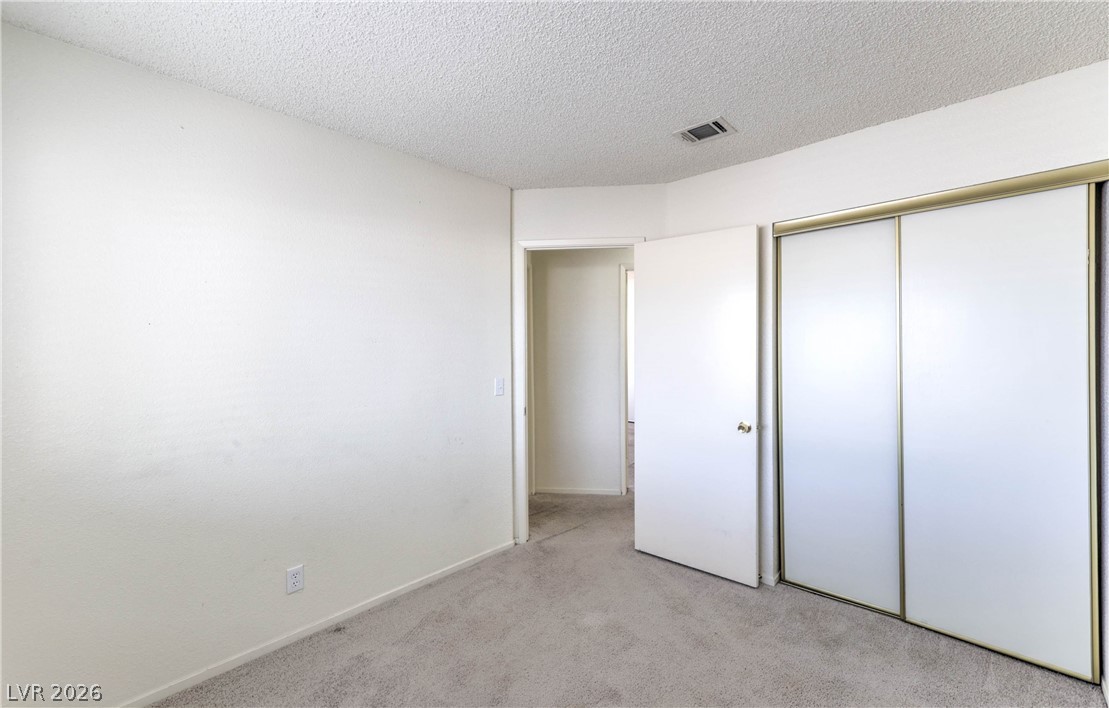 581 Carleton Drive Henderson, NV 89014 - Photo 18 of 37 A well-maintained bedroom with neutral tones offers a blank canvas for personalization.