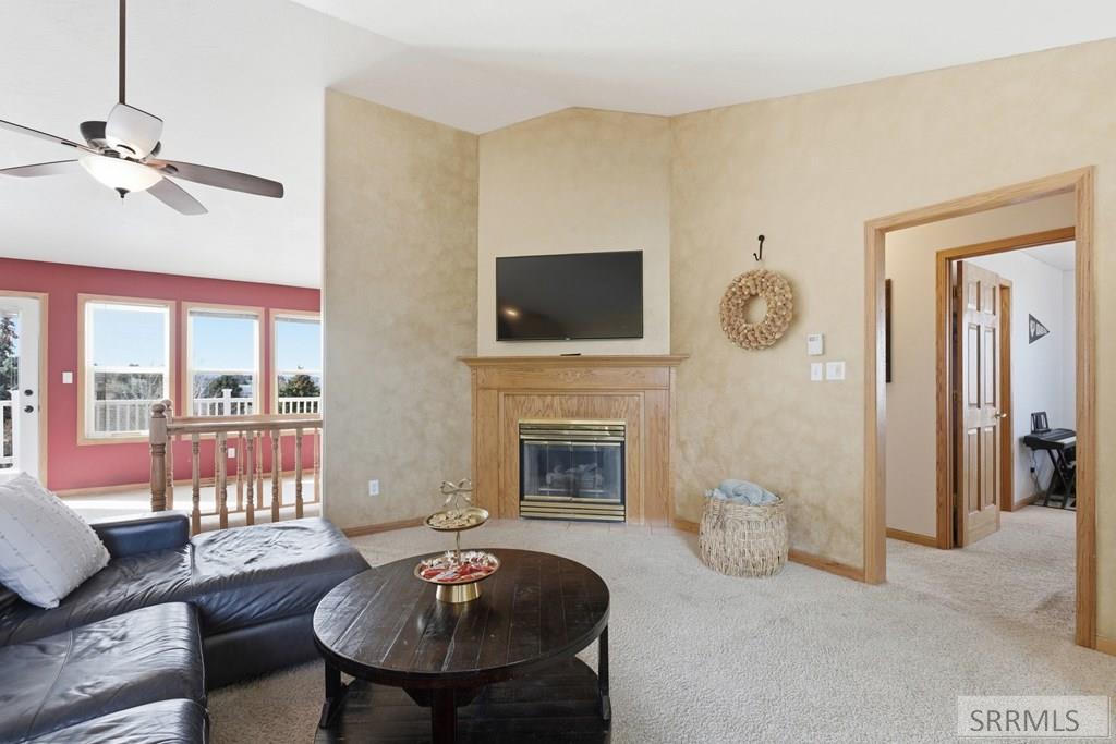 6002 East Sunnyside Road Idaho Falls, ID 83406 - Photo 14 of 76 Living Room