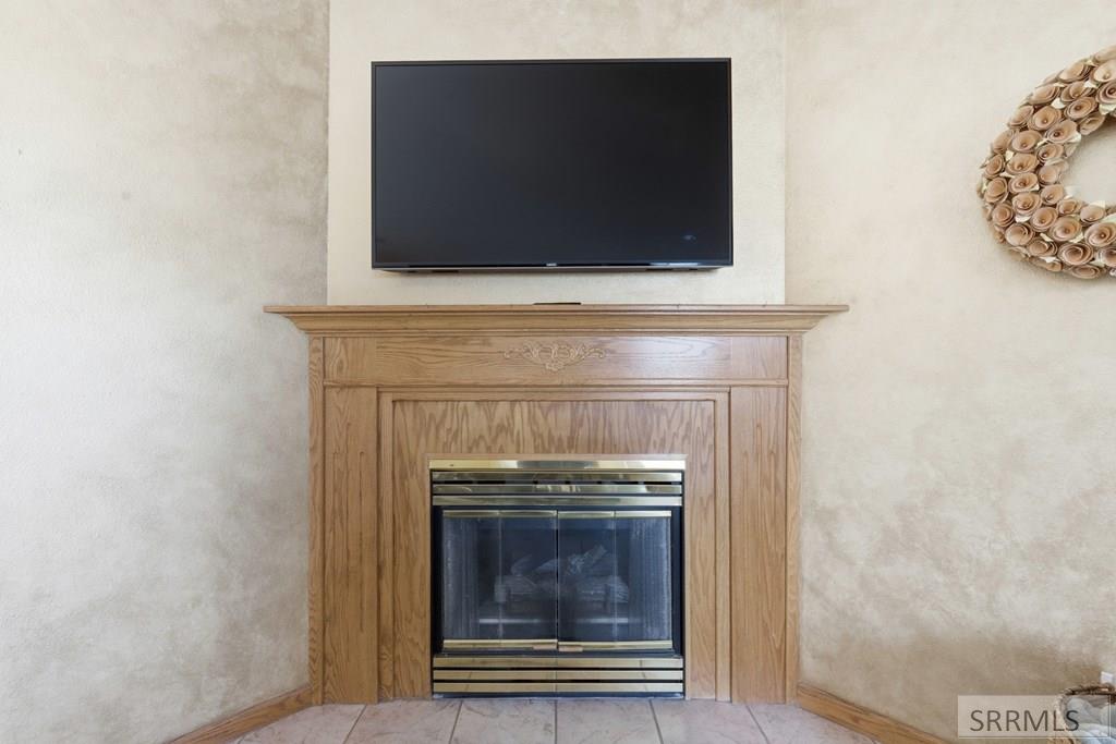 6002 East Sunnyside Road Idaho Falls, ID 83406 - Photo 15 of 76 Living Room
