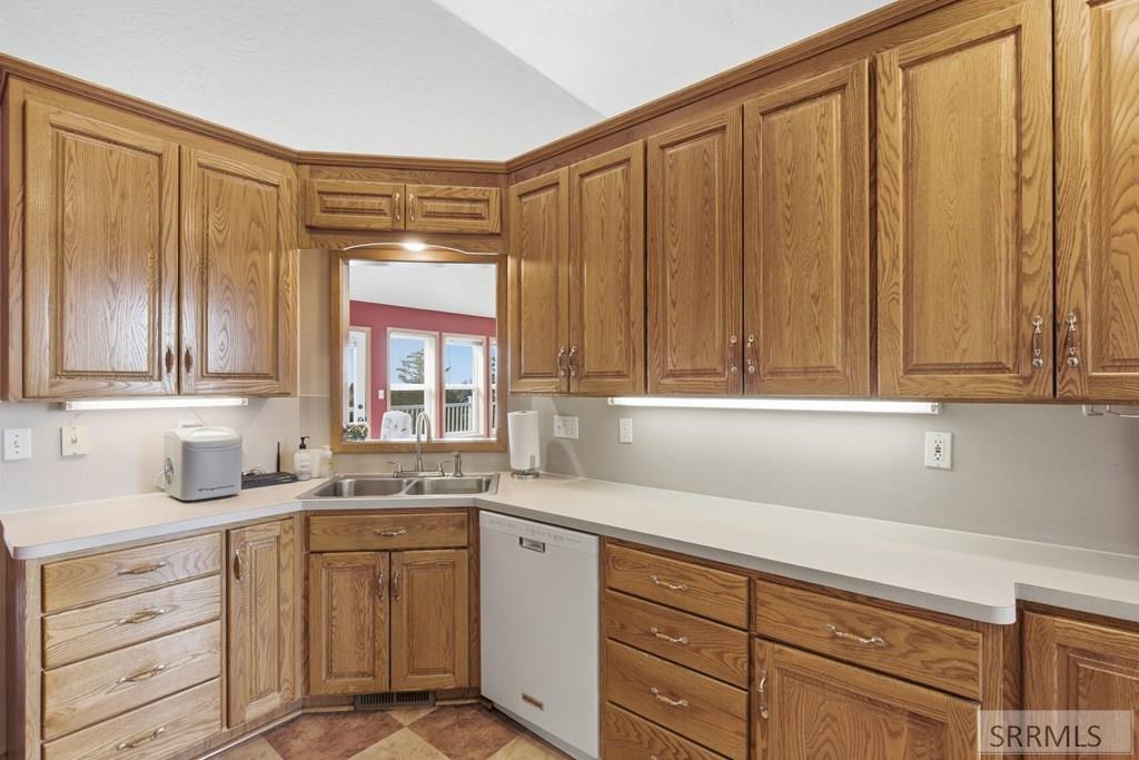 6002 East Sunnyside Road Idaho Falls, ID 83406 - Photo 18 of 76 Kitchen