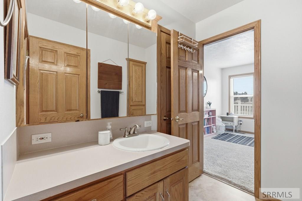 6002 East Sunnyside Road Idaho Falls, ID 83406 - Photo 35 of 76 Bathroom 2