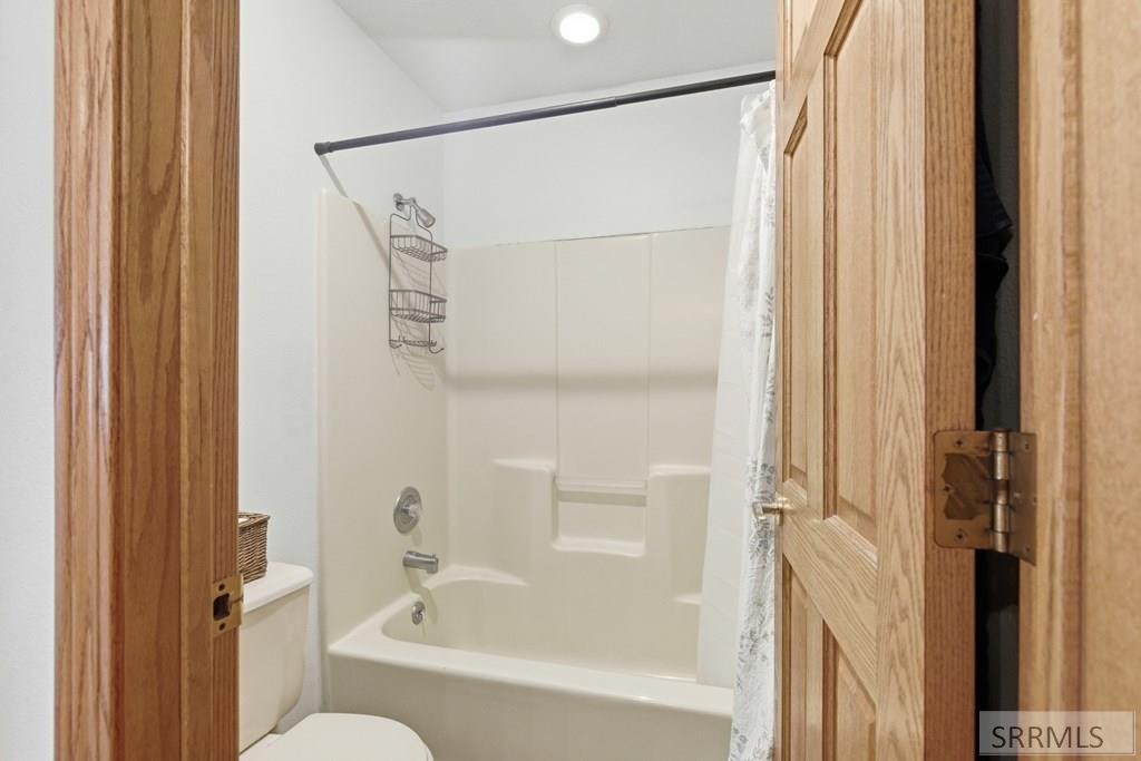 6002 East Sunnyside Road Idaho Falls, ID 83406 - Photo 38 of 76 Bathroom 2