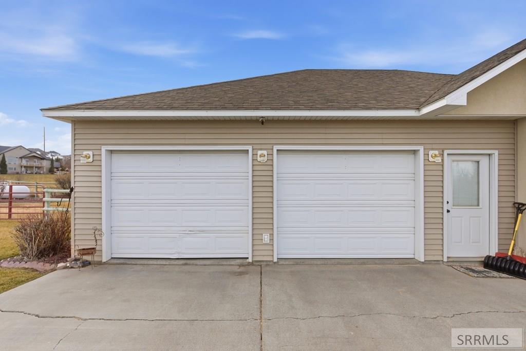 6002 East Sunnyside Road Idaho Falls, ID 83406 - Photo 4 of 76 Garage