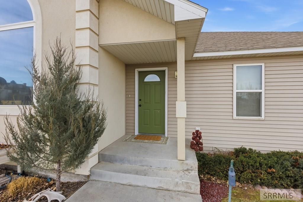 6002 East Sunnyside Road Idaho Falls, ID 83406 - Photo 5 of 76 Front Entry