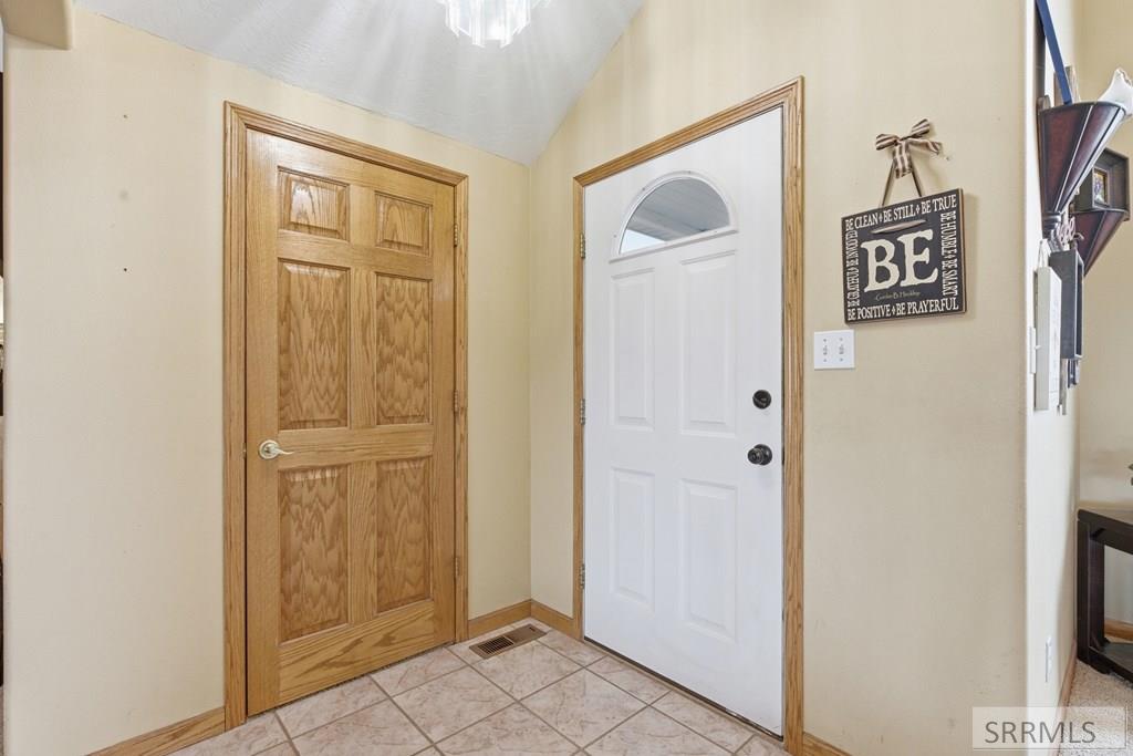 6002 East Sunnyside Road Idaho Falls, ID 83406 - Photo 6 of 76 Front Entry