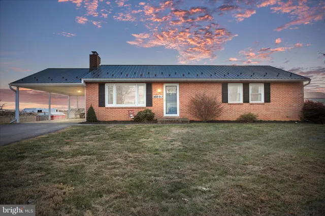 a front view of house with yard