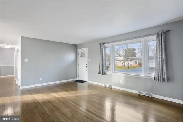 a view of empty room with window
