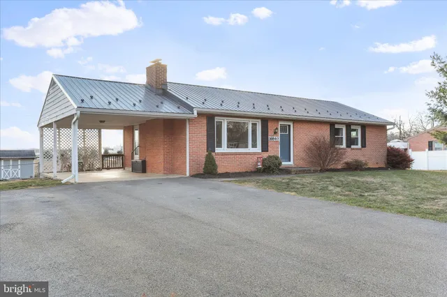 a view of a house with backyard and garden