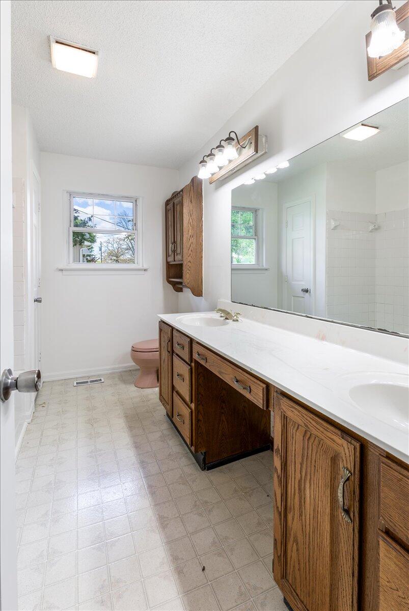1226 King Arthur Road Chattanooga, TN 37421 - Photo 17 of 42 Bathroom 1