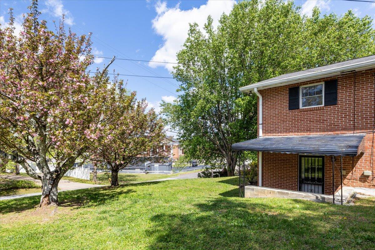 1226 King Arthur Road Chattanooga, TN 37421 - Photo 36 of 42 Side yard