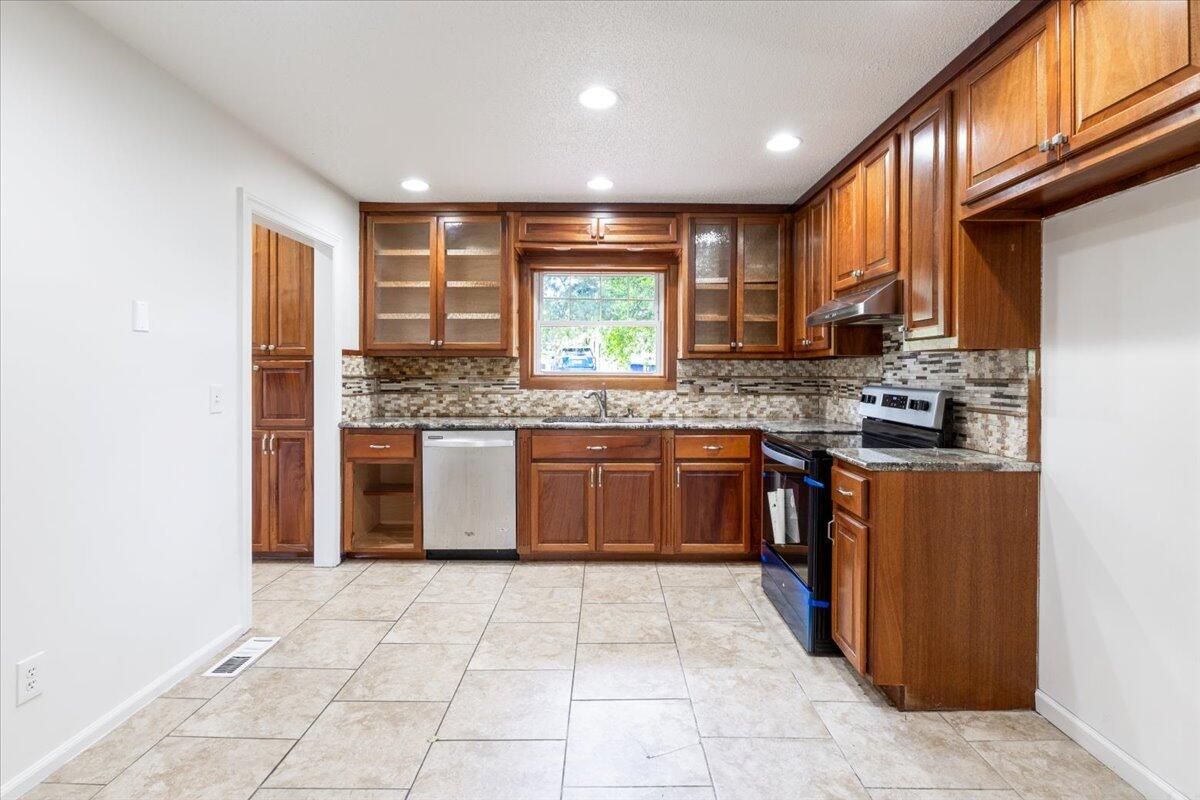 1226 King Arthur Road Chattanooga, TN 37421 - Photo 7 of 42 Kitchen