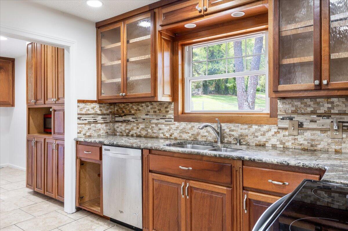 1226 King Arthur Road Chattanooga, TN 37421 - Photo 8 of 42 Kitchen