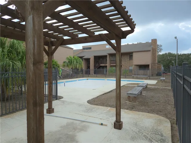 a view of a house with backyard and tree