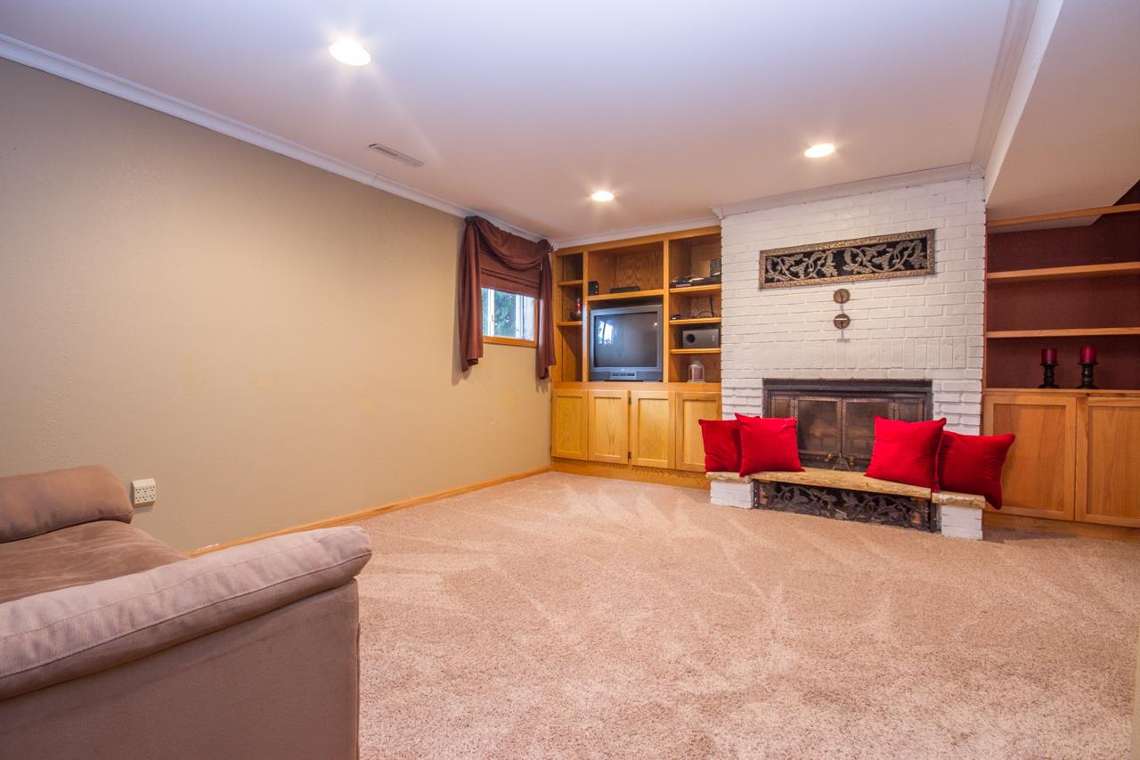 2310 Springreen Drive Dubuque, IA 52002 - Photo 15 of 25 Gallery Image 15
