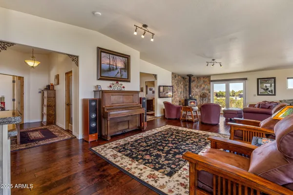 $950,000 | 2335 Voyager Circle, Overgaard, AZ 85933