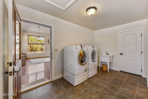 $895,000 | 2335 Voyager Circle, Overgaard, AZ 85933