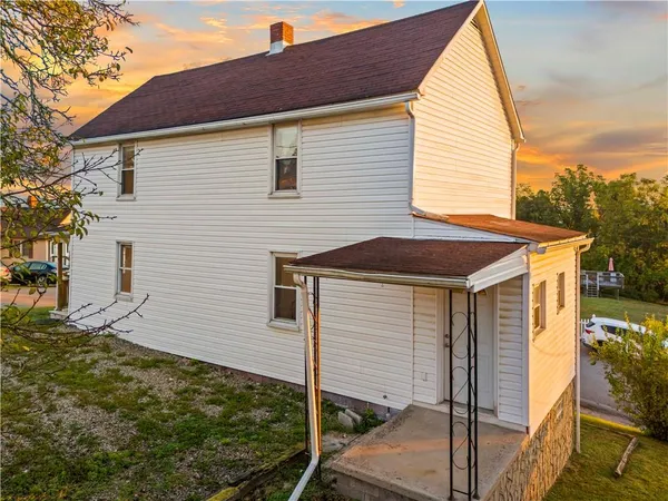 a view of house with backyard
