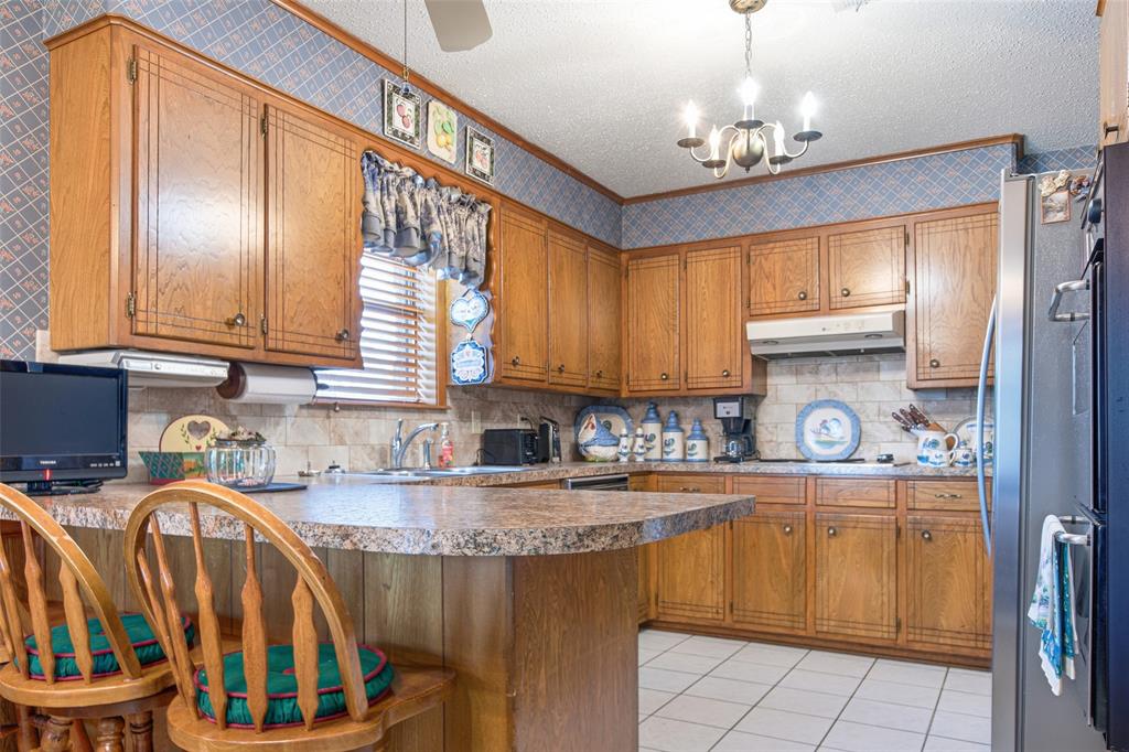 14202 Valleyview Ridge Tyler, TX 75709 - Photo 7 of 29 a kitchen that has a lot of cabinets in it