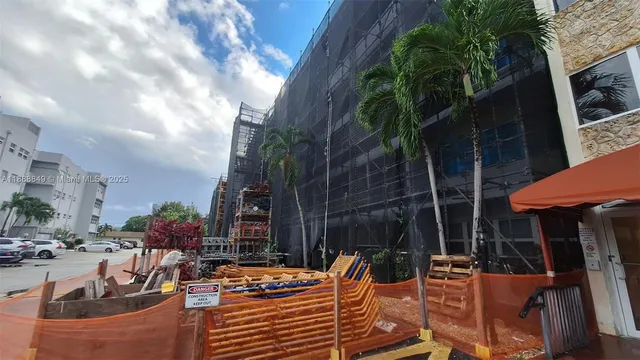 $118,000 | 215 Southeast 3rd Avenue, Unit 202D, Hallandale Beach, FL 33009