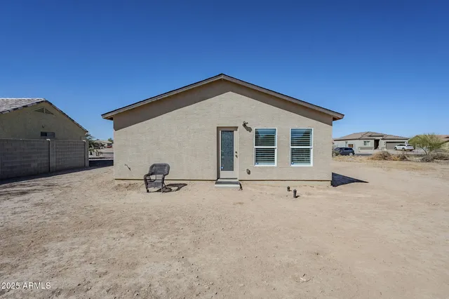a view of a house with backyard