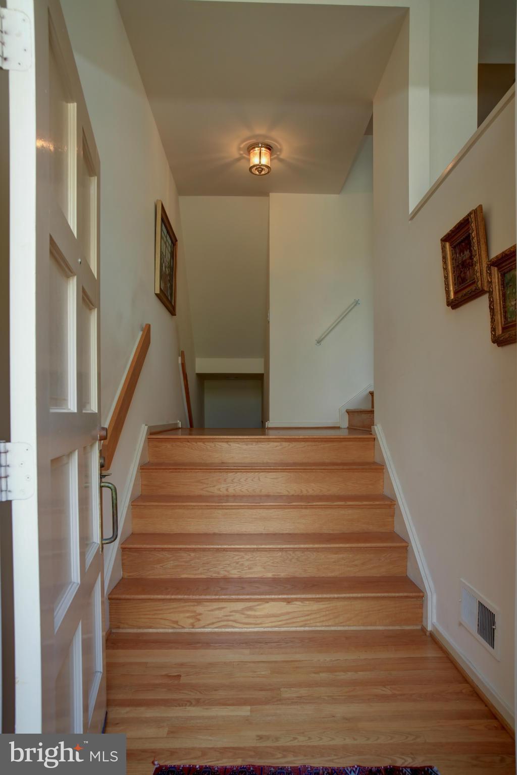 11521 Hemingway Drive Reston, VA 20194 - Photo 3 of 30 Foyer entrance