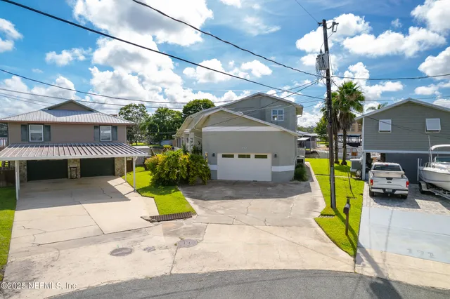 a view of house with entertaining space