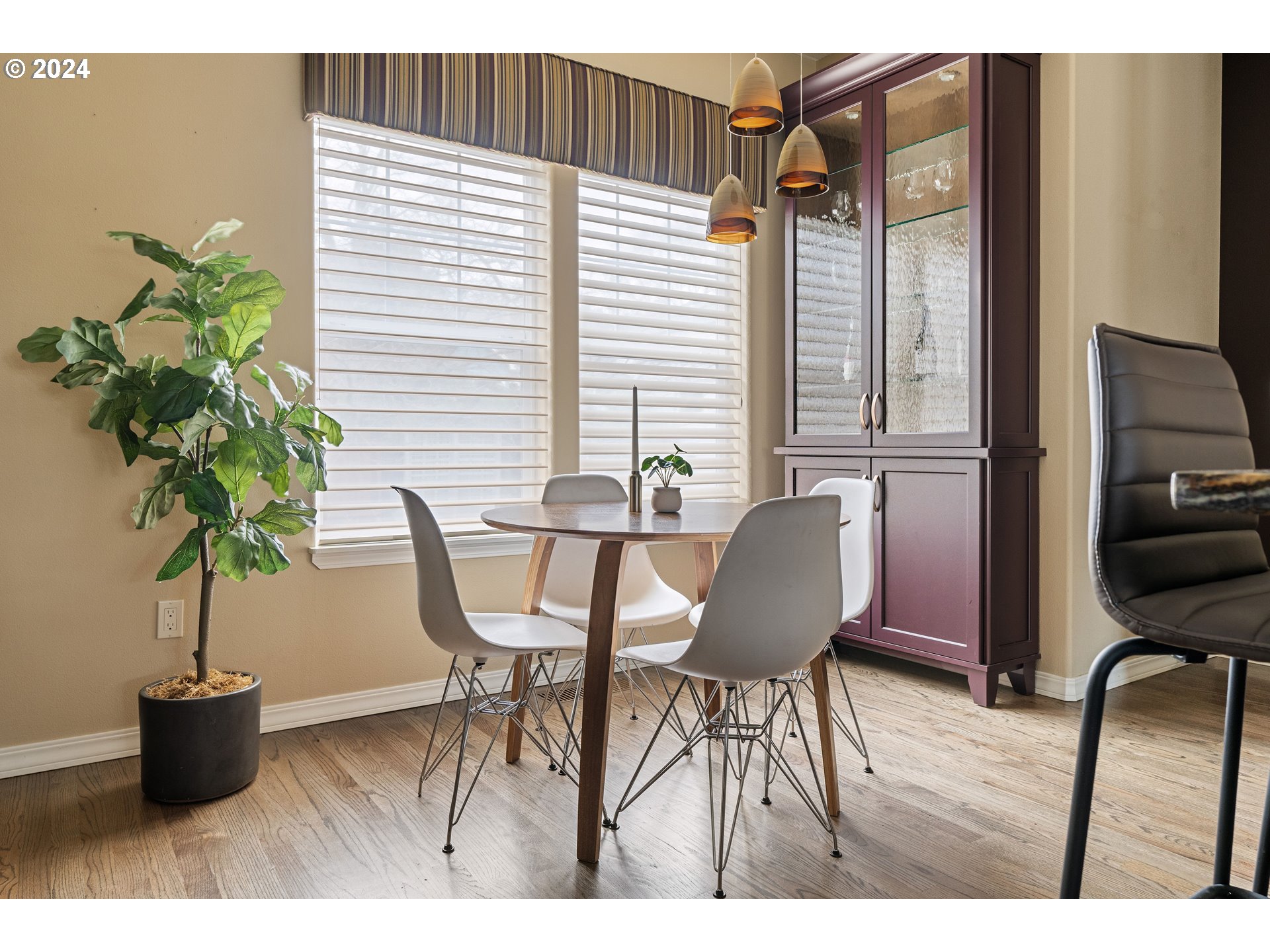 3531 South Kelly Avenue Portland, OR 97239 - Photo 9 of 21 a view of a dining room with furniture and a potted plant
