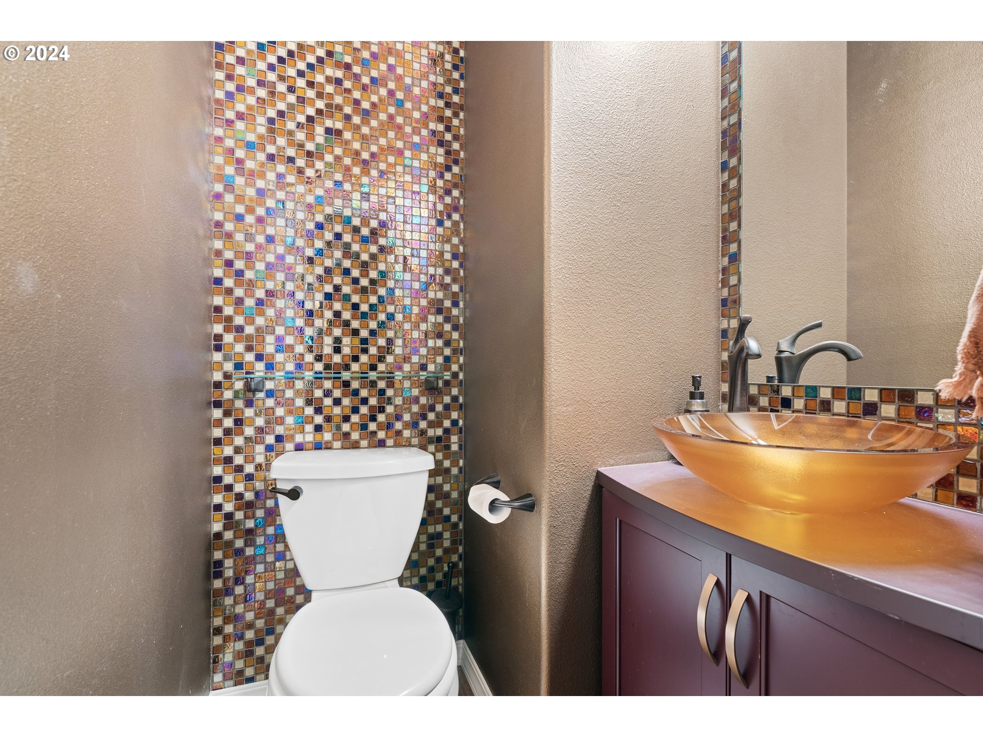 3531 South Kelly Avenue Portland, OR 97239 - Photo 10 of 21 a bathroom with a sink toilet and mirror