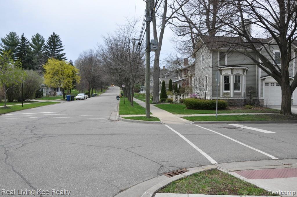 400 Oak Street Rochester, MI 48307 - Photo 9 of 24 Neighborhood View West