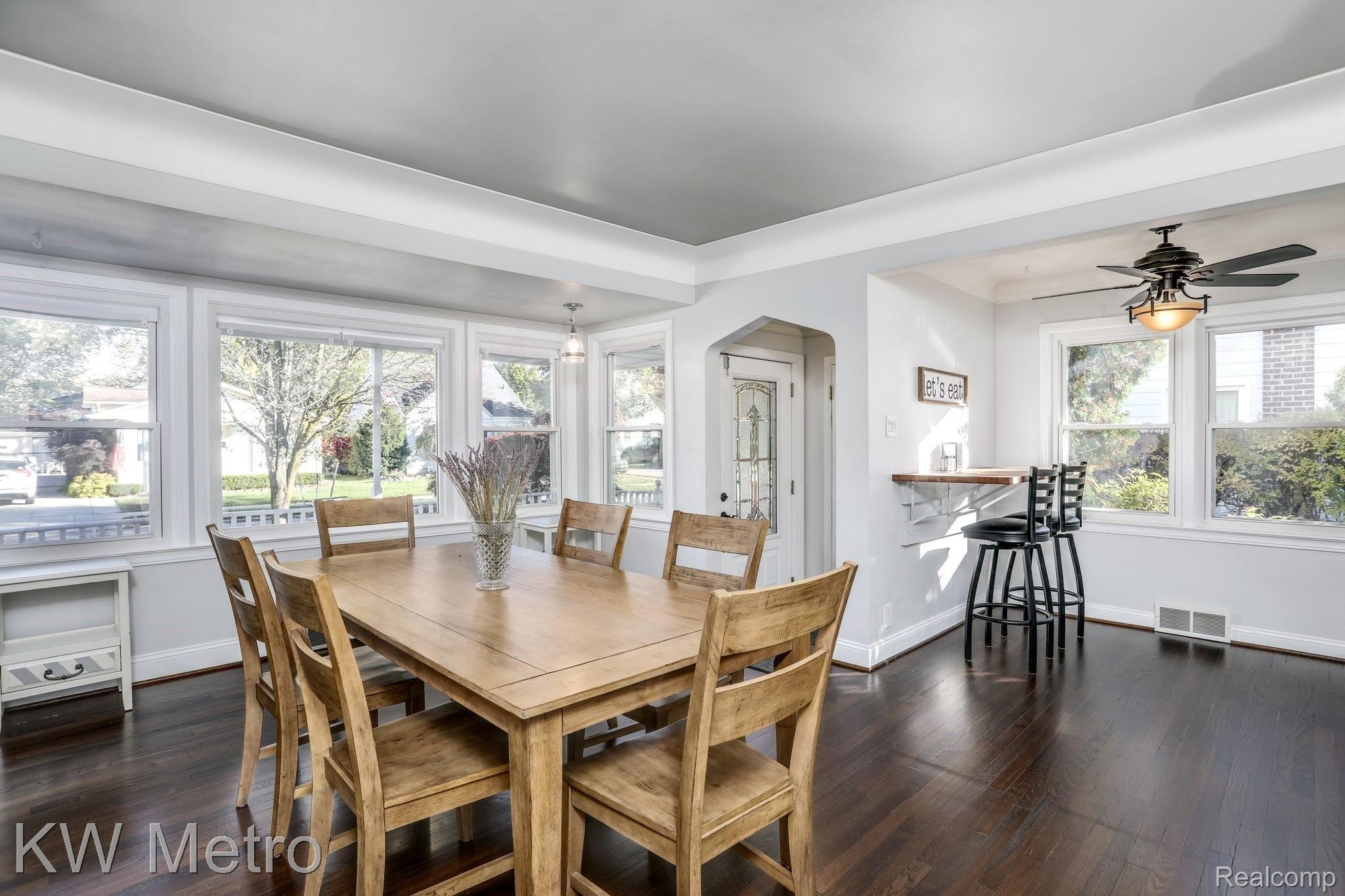 1527 Eaton Road Berkley, MI 48072 - Photo 5 of 36 Look at this natural light with those cove ceilings!