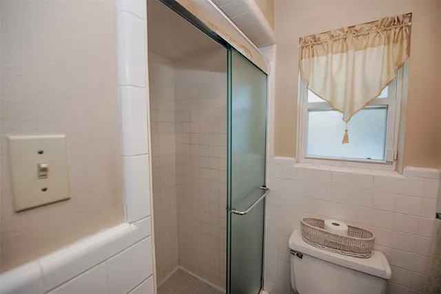 $565,000 | 18502 Vinland Drive, Nassau Bay, TX 77058