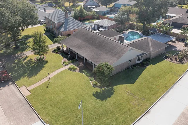 $565,000 | 18502 Vinland Drive, Nassau Bay, TX 77058