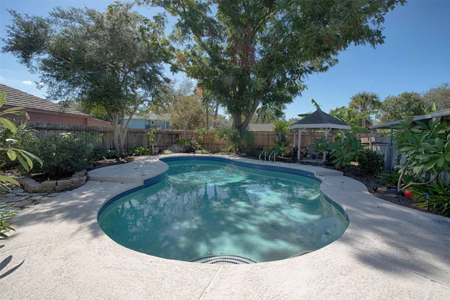 $565,000 | 18502 Vinland Drive, Nassau Bay, TX 77058