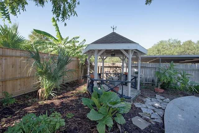 $565,000 | 18502 Vinland Drive, Nassau Bay, TX 77058