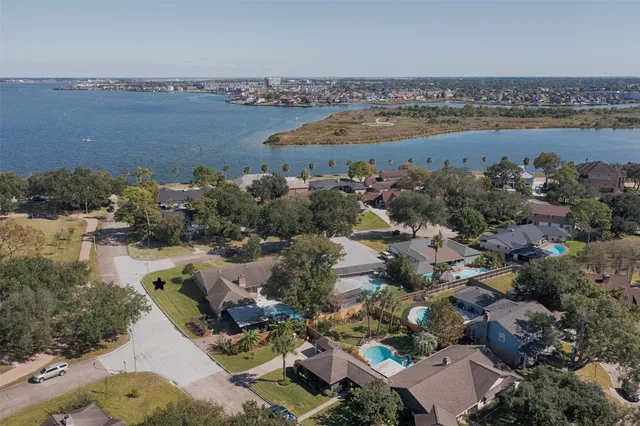 $565,000 | 18502 Vinland Drive, Nassau Bay, TX 77058